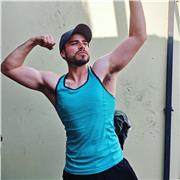 Profesor de educación física proactivo y con gran vocación ofrece clases de educación física